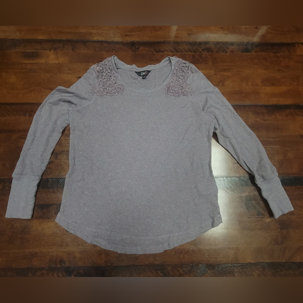 🔹️ Beautiful long sleeve with lace detail